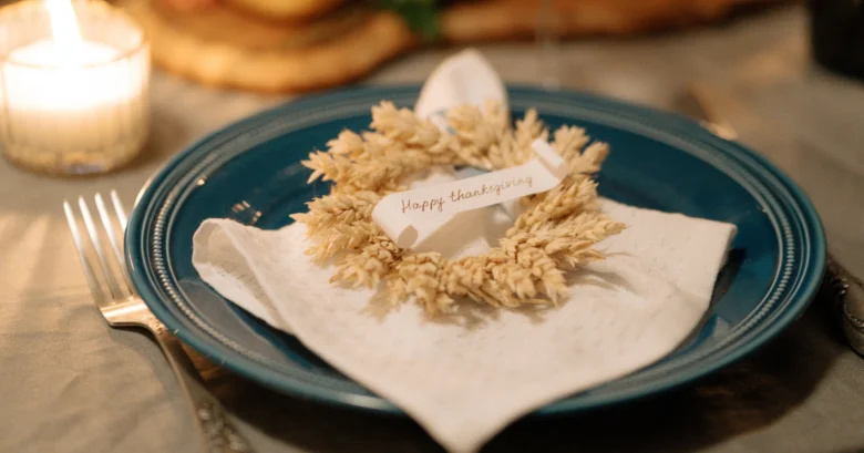 Стильна тарілка з пшеничним вінком та написом Happy thanksgiving.
