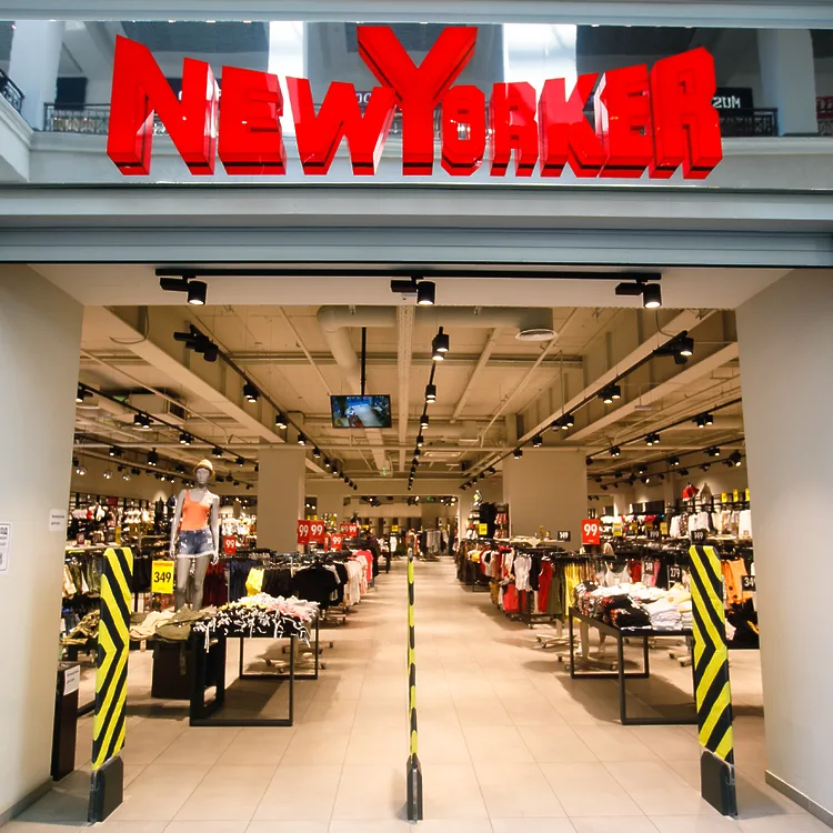 Вхід до магазину одягу бренду New Yorker в Україні.