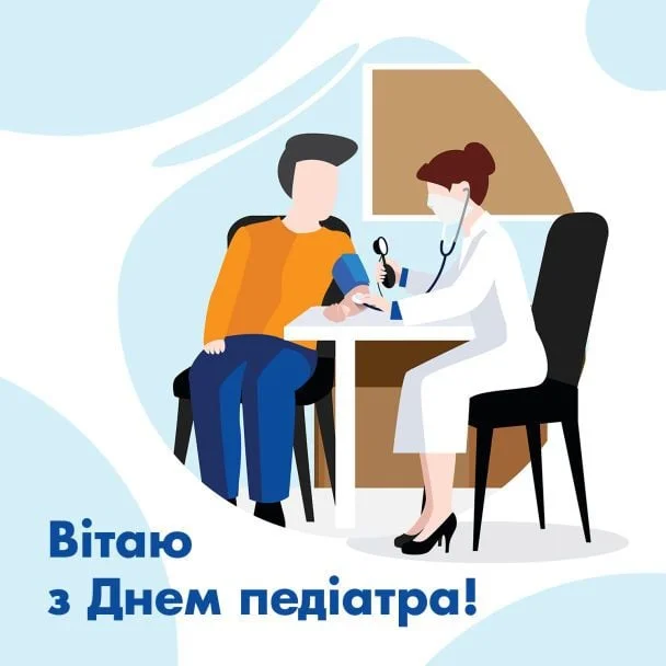 Педіатр оглядає дитину за столом з привітанням.