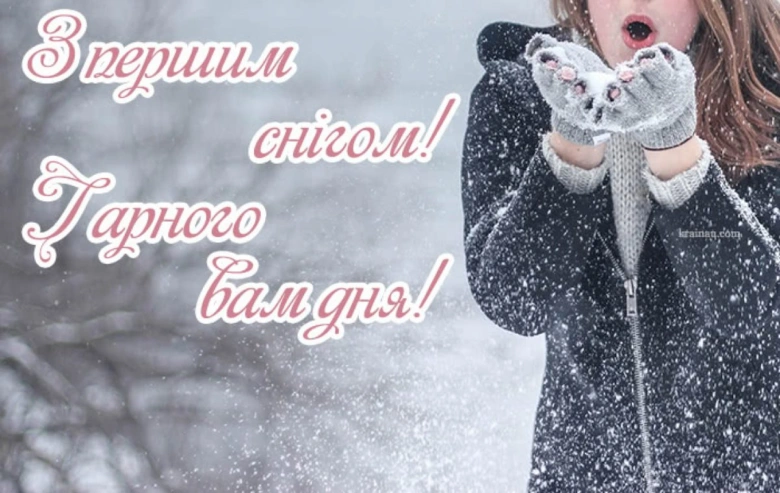 Дівчина дме сніжинки з рук на фоні снігу.
