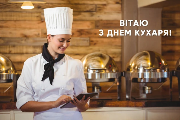 Кухарка з планшетом на фоні гарячих страв.