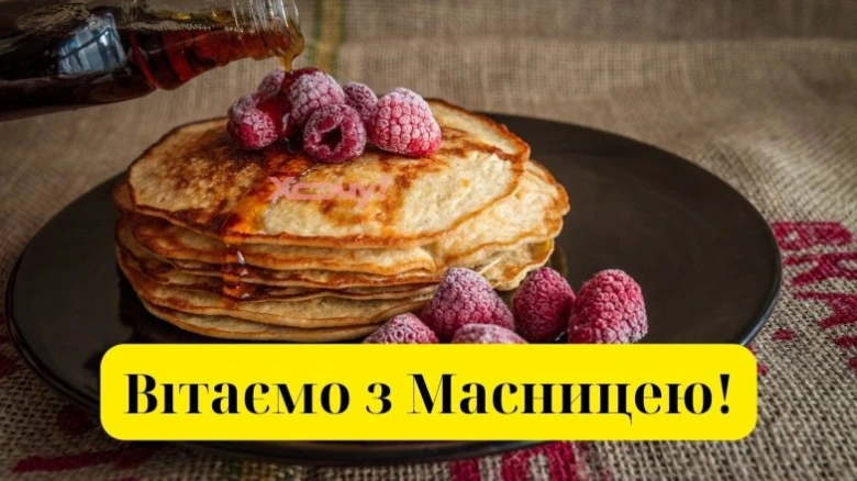 Солодкі оладки з малиною та сиропом для Масниці